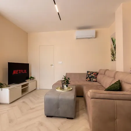 Complex Bella With Free Parking,jacuzzi,bbq Apartment