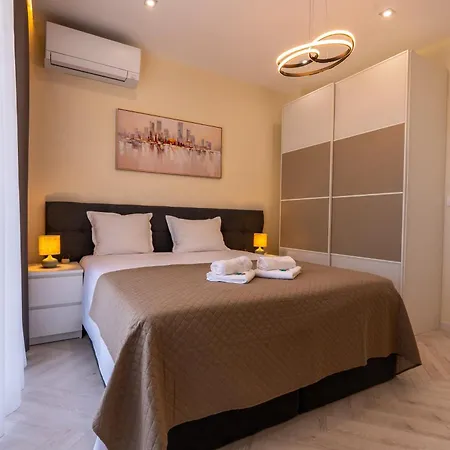 Complex Bella With Free Parking,jacuzzi,bbq Apartment
