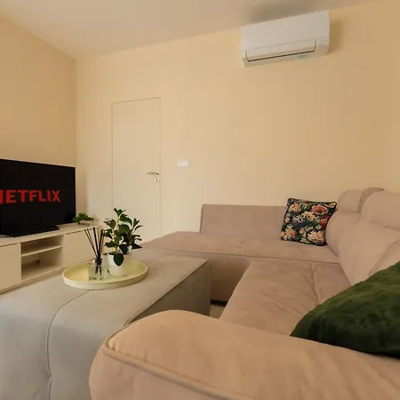 Complex Bella With Free Parking,jacuzzi,bbq Apartment *