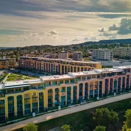 Complex Bella With Free Parking,jacuzzi,bbq Apartment